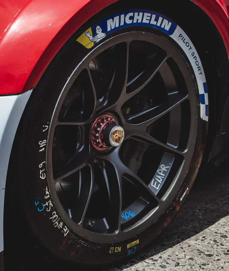 Close da roda e do pneu Michelin de um carro de corrida